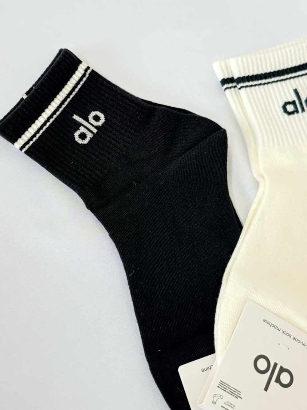 ALO Yoga Throwback Crew Socks - 4 Pack Black & White | 6-10 - Picture 3 of 6